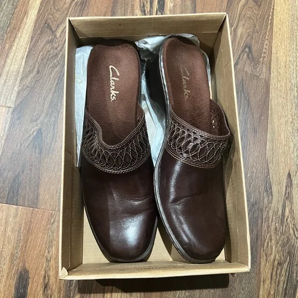 Clarks Women's Dark Brown Clogs Comfort Shows EUC Size 9 Brown Taylor Color - Picture 5 of 6